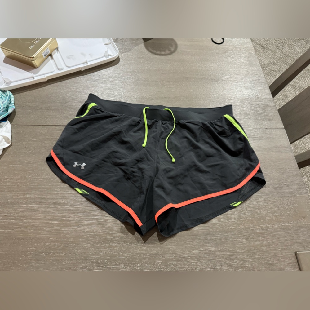 Women’s UA Fly by 2.0 shorts with underwear insert. Pockets. Reflective details